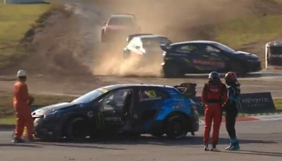 Både Andreas Bakkerud og Robin Larsson kom uskadet fra en ellers tilsynelatende kraftig krasj. (Skjermdump: FIA World Rallycross Championship)