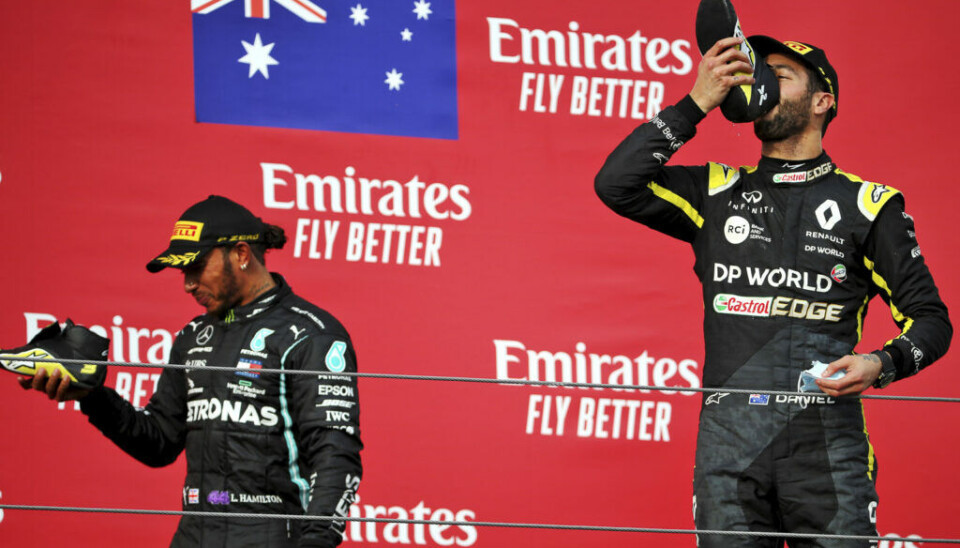 Lewis Hamilton og Daniel Ricciardo med en aldri så liten forfriskende «shoey» på pallen i Imola. (Foto: XPB / James Moy Photography Ltd. / Renault)