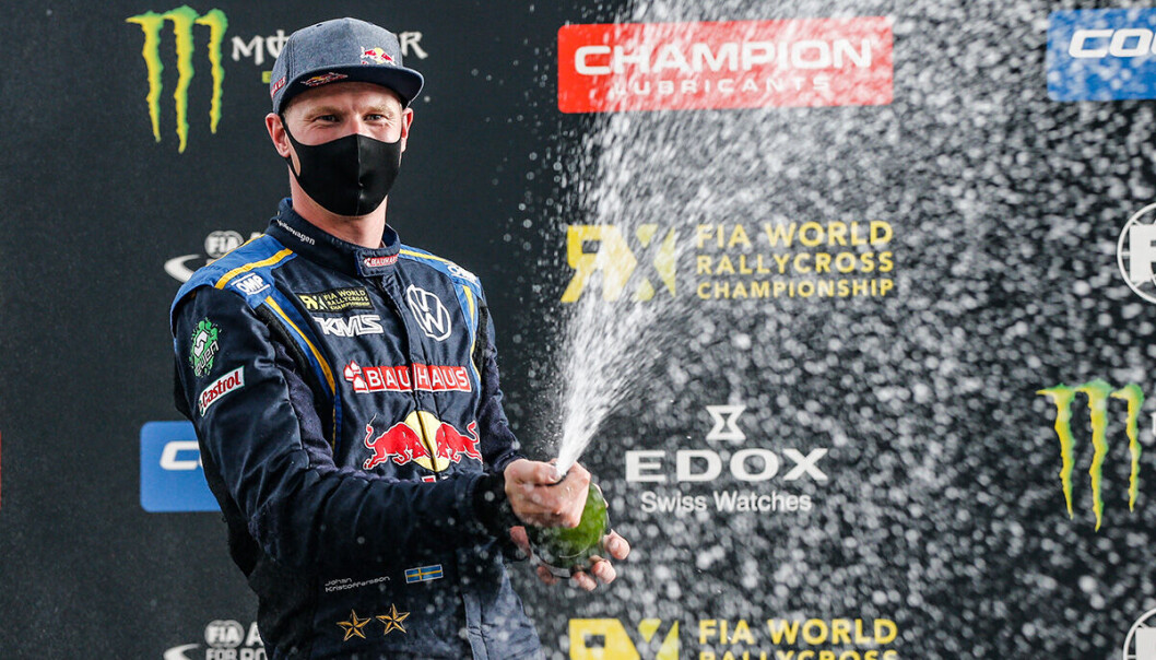 Johan Kristoffersson, her ved da han sikret sitt tredje VM-gull i rallycross i 2020, før han tok ytterliggere ett i 2021. Johan Kristoffersson, her ved da han sikret sitt tredje VM-gull i rallycross i 2020, før han tok ytterliggere ett i 2021.