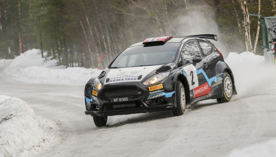 Frank Tore Larsen må vente med å se om han kan stille til start på hjemmebane i Rally-NM i år. Her fra i fjor der han kjørte Ford Fiesta - en bil som nå er overlevert til Geir Helge Frøslid, mens Larsen selv skal stille opp i Volkswagen Polo GTI R5. (Foto: Simen Næss Hagen / Parc Fermé)