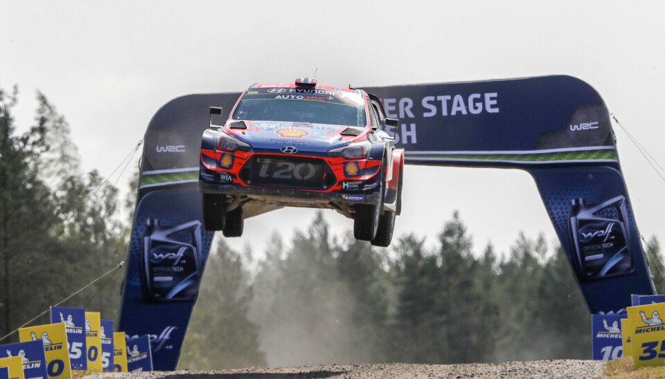 Rally Finland ble sist kjørt i 2019, her med Andreas Mikkelsen over hoppet på Power Stage. (Foto: Austral / Hyundai Motorsport GmbH)