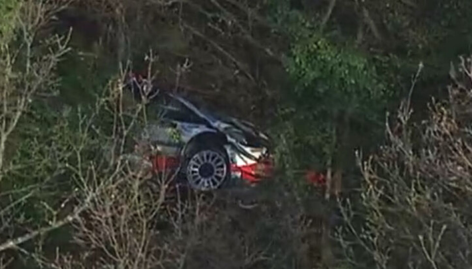 Kalle Rovanperä havnet langt ute i periferien etter en massiv avkjøring på SS1 i Kroatia. (Skjermdump: WRC+ All Live)