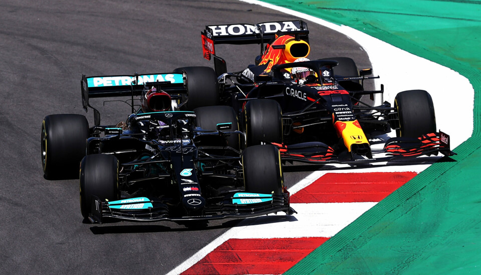 Lewis Hamilton og Max Verstappen i en av mange dette dueller som har vært, og kommer til å være, denne sesongen. (Foto: Lars Baron/Getty Images/Red Bull Content Pool)
