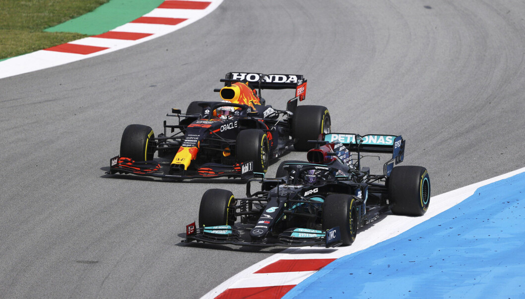 Lewis Hamilton og Max Verstappen tett duell inn i første sving på Circuit de Barcelona-Catalunya.