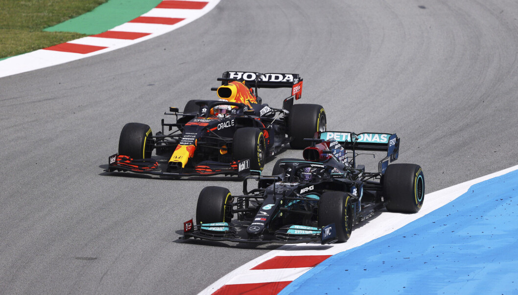 Lewis Hamilton og Max Verstappen tett duell inn i første sving på Circuit de Barcelona-Catalunya. Lewis Hamilton og Max Verstappen tett duell inn i første sving på Circuit de Barcelona-Catalunya.