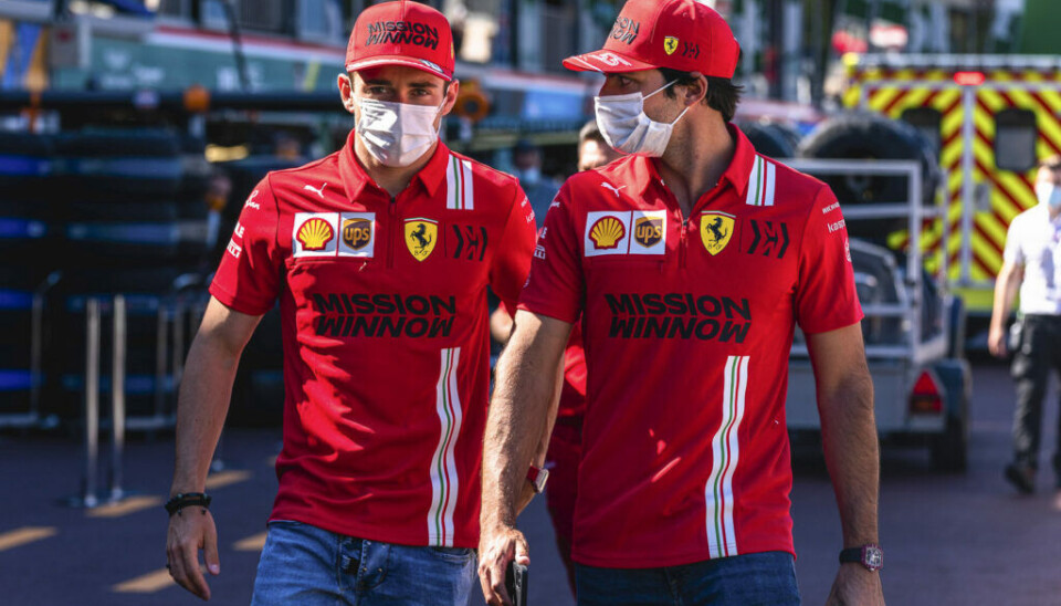 Charles Leclerc og Carlos Sainz jr. i Monacos gater før treningen startet torsdag. (Foto: Colombo Images / Ferrari)