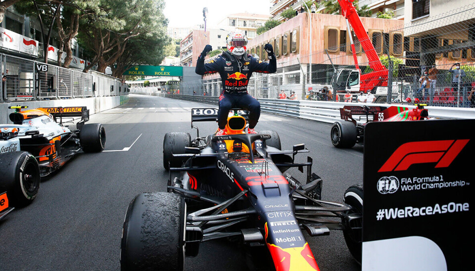 Max Verstappen med squat-jubel i Monacos gater. (Foto: Getty Images / Red Bull Content Pool)