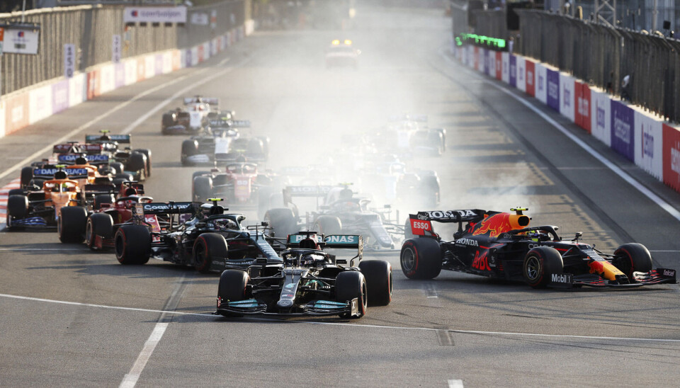 Dette bildet sier det meste om hvordan løpet i Baku endte til slutt, der Lewis Hamilton bommet fullstendig på restarten. (Foto: Clive Rose / Getty Images / Red Bull Content Pool)