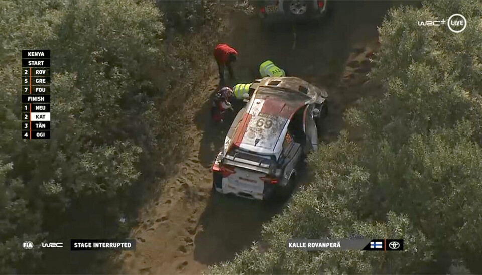 Her står Kalle Rovanperä bom fast midt i veien på SS7 i Safari Rally Kenya fredag ettermiddag. (Skjermdump: WRC+ All Live)