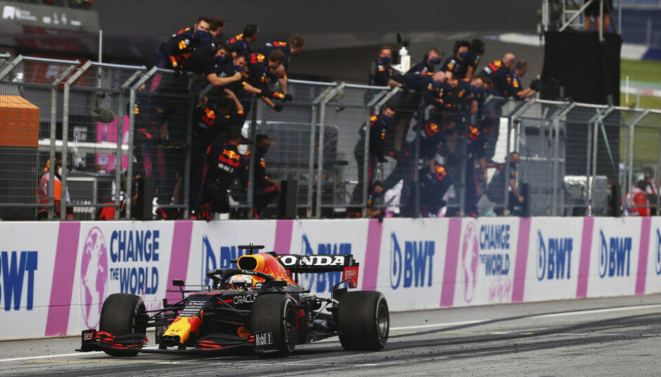 Max Verstappen ledet samtlige 71 runder fra start til mål, og passerte målflagget i ensom majestet på Red Bull Ring under Steiermarks Grand Prix. (Foto: Getty Images / Red Bull Content Pool)