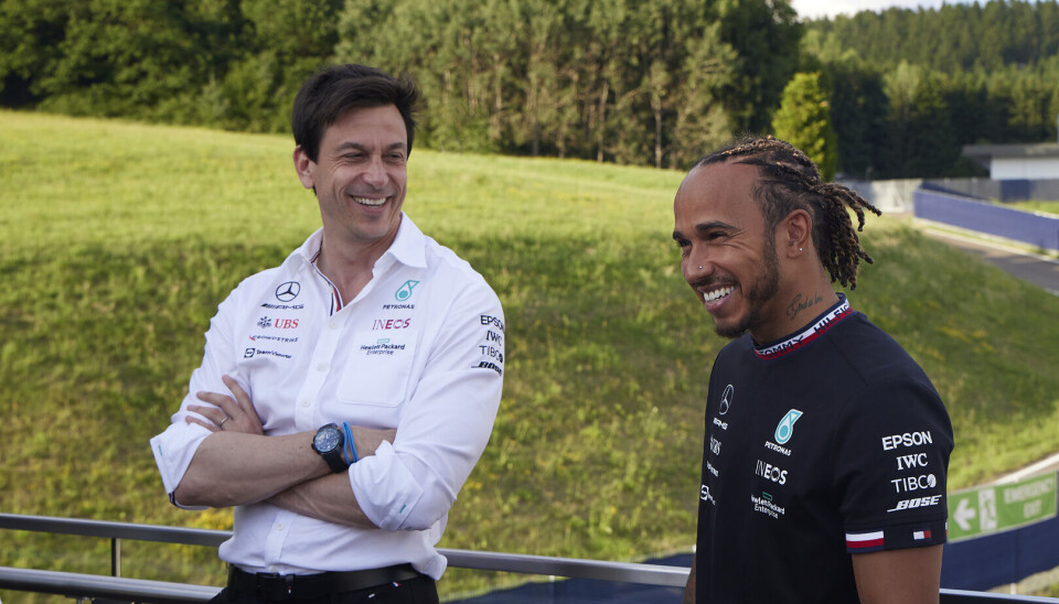 Lewis Hamilton sammen med teamsjef Toto Wolff. (Foto: Steve Etherington / Mercedes)