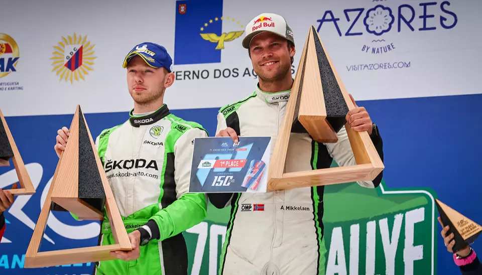 Andreas Mikkelsen og Elliot Edmondson på seierspallen på Azorene. (Foto: Jorge Cunha / FIA ERC)