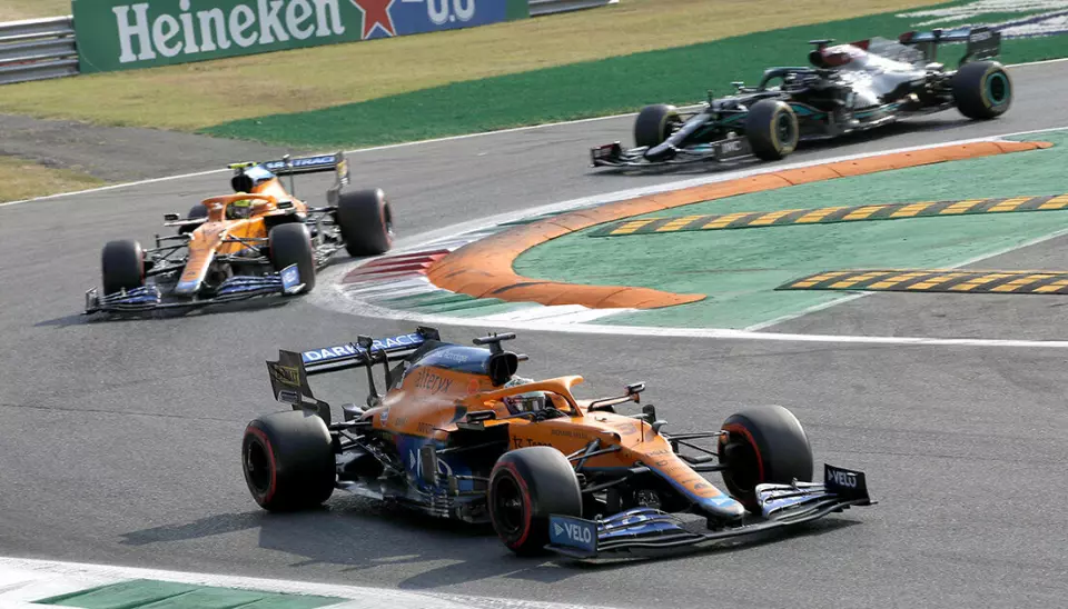 Daniel Ricciardo foran Lando Norris og Lewis Hamilton. (Foto: Zak Mauger / McLaren)