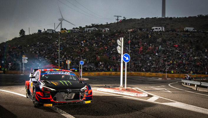 Oliver Solberg foran tusenvis av tilskuere i Spania. (Foto: Jaanus Ree / Red Bull Content Pool) Oliver Solberg foran tusenvis av tilskuere i Spania. (Foto: Jaanus Ree / Red Bull Content Pool)