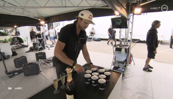 Andreas Mikkelsen hadde sjampisen klart i Toksport WRT sitt servicetelt da det ble klart at han er WRC 2-mester denne sesongen. (Skjermdump: WRC+ All Live) Andreas Mikkelsen hadde sjampisen klart i Toksport WRT sitt servicetelt da det ble klart at han er WRC 2-mester denne sesongen. (Skjermdump: WRC+ All Live)