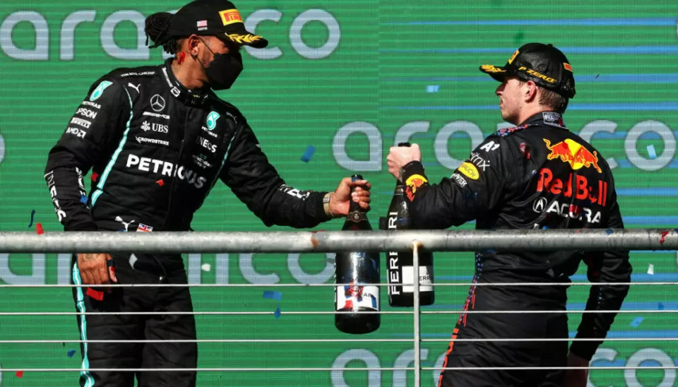 God tone mellom Lewis Hamilton og Max Verstappen på seierspallen i Austin. (Foto: Getty Images / Red Bull Content Pool)