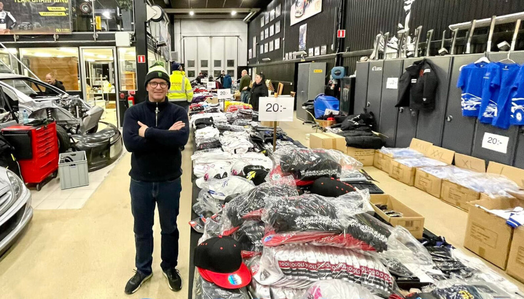 Verkstedet er konvertert til et gigantisk loppemarked, og Petter Solberg åpner dørene for alle som ønsker å hilse på ham med mål om å bli kvitt så mye som mulig av gamle effekter, bildeler og annet som har hopet seg opp og tatt plass. Verkstedet er konvertert til et gigantisk loppemarked, og Petter Solberg åpner dørene for alle som ønsker å hilse på ham med mål om å bli kvitt så mye som mulig av gamle effekter, bildeler og annet som har hopet seg opp og tatt plass.