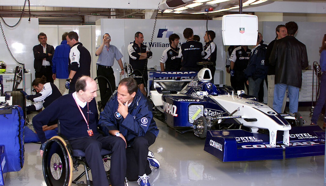 Williams-garasjen fra Storbritannias Grand Prix på Silverstone i 2001, hvor Sir Frank Williams og Gerhard Berger diskuterer ved siden av bilen til Ralf Schumacher.