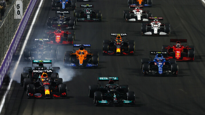 JEDDAH, SAUDI ARABIA - DECEMBER 05: Max Verstappen of the Netherlands driving the (33) Red Bull Racing RB16B Honda and Lewis Hamilton of Great Britain driving the (44) Mercedes AMG Petronas F1 Team Mercedes W12 battle for track position at the restart during the F1 Grand Prix of Saudi Arabia at Jeddah Corniche Circuit on December 05, 2021 in Jeddah, Saudi Arabia. (Photo by Mark Thompson/Getty Images) // Getty Images / Red Bull Content Pool  // SI202112050164 // Usage for editorial use only //