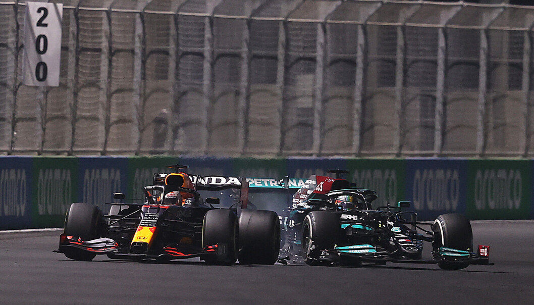 Her smeller det da Max Verstappen mente å slippe forbi Lewis Hamilton i Saudi-Arabia Grand Prix, uten at sistnevnte forstod hvorfor Red Bull-føreren slakket av farten på banens raskeste parti. Her smeller det da Max Verstappen mente å slippe forbi Lewis Hamilton i Saudi-Arabia Grand Prix, uten at sistnevnte forstod hvorfor Red Bull-føreren slakket av farten på banens raskeste parti.