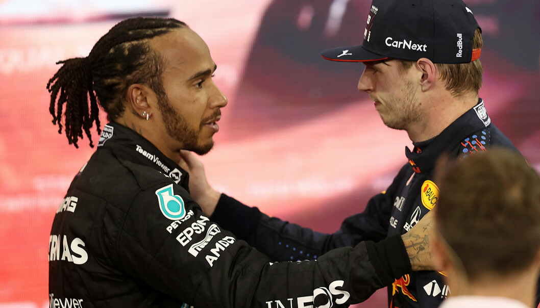 Lewis Hamilton og Max Verstappen kort tid etter at VM-tittelen var avgjort på dramatisk vis i Abu Dhabi.