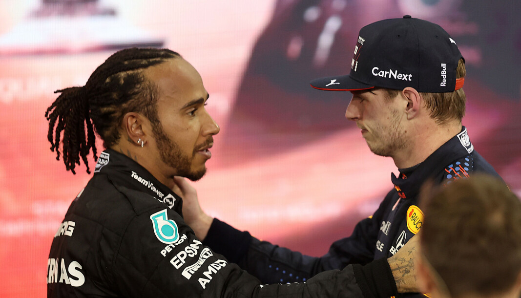 Lewis Hamilton og Max Verstappen utviste stor respekt for hverandre umiddelbart etter at VM-dramaet var over. Så startet den virkelige dramatikken i FIA-kulissene. I mellomtiden har Hamilton heller ikke gitt noen lyd fra seg. Lewis Hamilton og Max Verstappen utviste stor respekt for hverandre umiddelbart etter at VM-dramaet var over. Så startet den virkelige dramatikken i FIA-kulissene. I mellomtiden har Hamilton heller ikke gitt noen lyd fra seg.