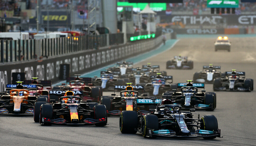 Lewis Hamilton tok starten, og virket lenge å være en svært avgjørende manøver. Så kom sikkerhetsbilen få runder før slutt og snudde opp ned på alt.