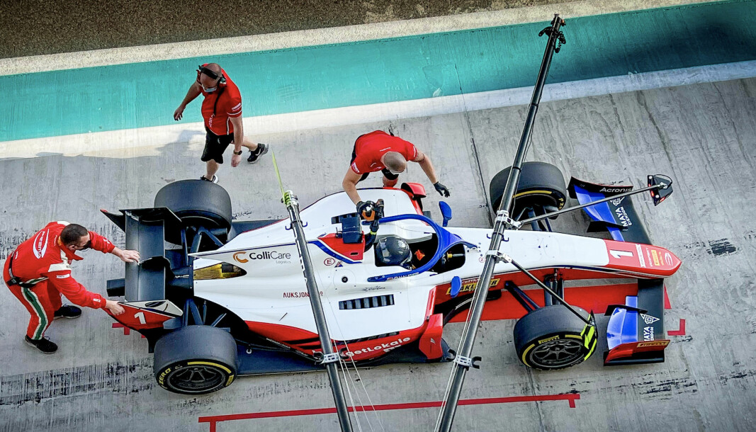 Dennis Hauger i forbindelse med sin første Formel 2-test på Yas Marina Circuit i Abu Dhabi.