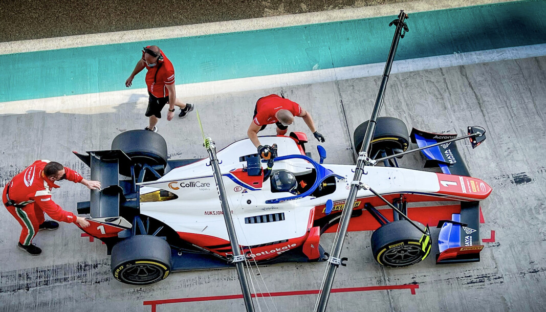 Dennis Hauger i forbindelse med sin første Formel 2-test på Yas Marina Circuit i Abu Dhabi. Dennis Hauger i forbindelse med sin første Formel 2-test på Yas Marina Circuit i Abu Dhabi.