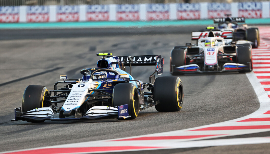 Nicholas Latifi i duell med Mick Schumacher lengre bak i feltet. Nicholas Latifi i duell med Mick Schumacher lengre bak i feltet.