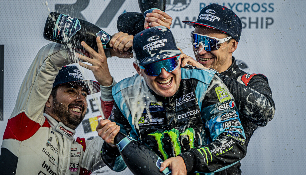 Andreas Bakkerud gratuleres av Fabien Pailler og Janis Baumanis da EM-gullet ble sikret i Belgia i høst. Andreas Bakkerud gratuleres av Fabien Pailler og Janis Baumanis da EM-gullet ble sikret i Belgia i høst.