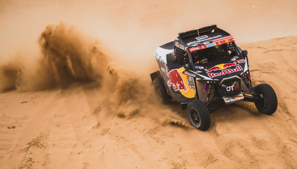 Andreas Mikkelsen og Ola Fløene midt i ørkenen i midtøsten under årets Dakar Rally.