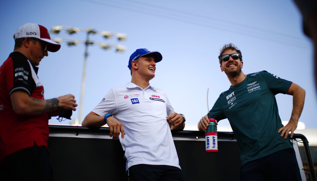 Mick Schumacher, her midt i smørøyet sammen med Kimi Räikkönen og Sebastian Vettel fra fjorårets sesong. Mick Schumacher, her midt i smørøyet sammen med Kimi Räikkönen og Sebastian Vettel fra fjorårets sesong.