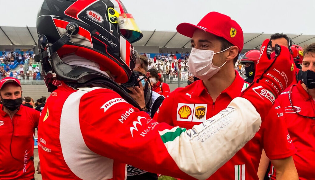 Arthur Leclerc, som her gratuleres av sin bror og Ferrari-stjerne Charles Leclerc, etter at han tok sin første seier i Frankrike i fjor. Arthur Leclerc, som her gratuleres av sin bror og Ferrari-stjerne Charles Leclerc, etter at han tok sin første seier i Frankrike i fjor.