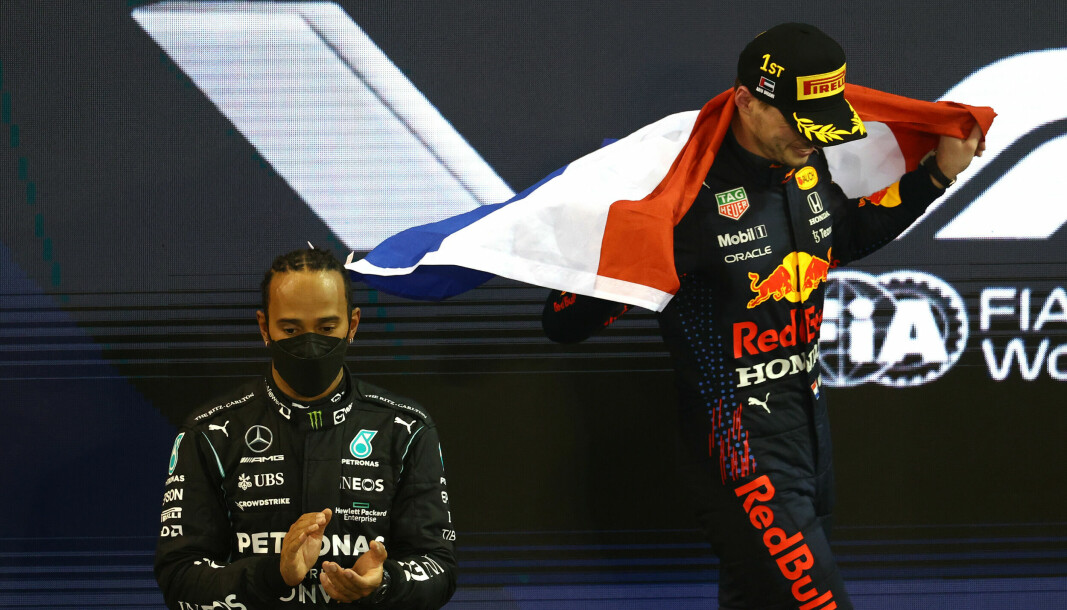 Lewis Hamilton og Max Verstappen fra fjorårets siste pallplass, og en av historiens mest omdiskuterte seierspaller som sådan.