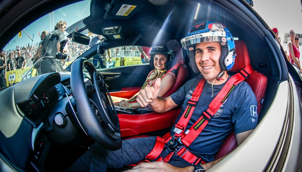 Robert Wickens bak rattet på en spesial bygd Acura NSX sammen med kona, Karli i Toronto 2019.