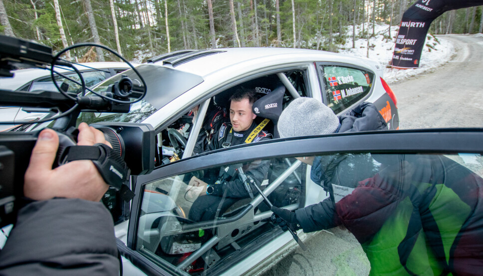 Sindre Backe la ikke skjul på at det var stas å ta del i direktesendingen til NRK under Sigdalsrally. Nå venter årets andre NM-runde, Rally Hadeland, som er hjemmebane for den 28-årige Ford-føreren.