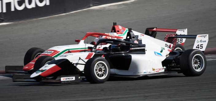 Martinius Stenshorne kjemper i tett duell med Rafael Camara på Dubai Autodrome i en F4-bil. Martinius Stenshorne kjemper i tett duell med Rafael Camara på Dubai Autodrome i en F4-bil.