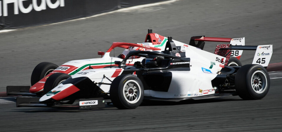 Martinius Stenshorne kjemper i tett duell med Rafael Camara på Dubai Autodrome i en F4-bil.