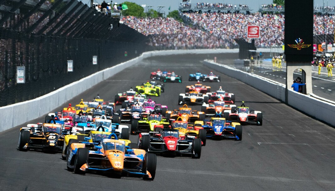 Etter at Formel 1-bilene er blitt plassert godt inn i parc fermé begynner et annet spetakkel på motsatt side av dammen. Indianapolis 500 er et av billøpene du absolutt ikke bør gå glipp av i løpet av et år.