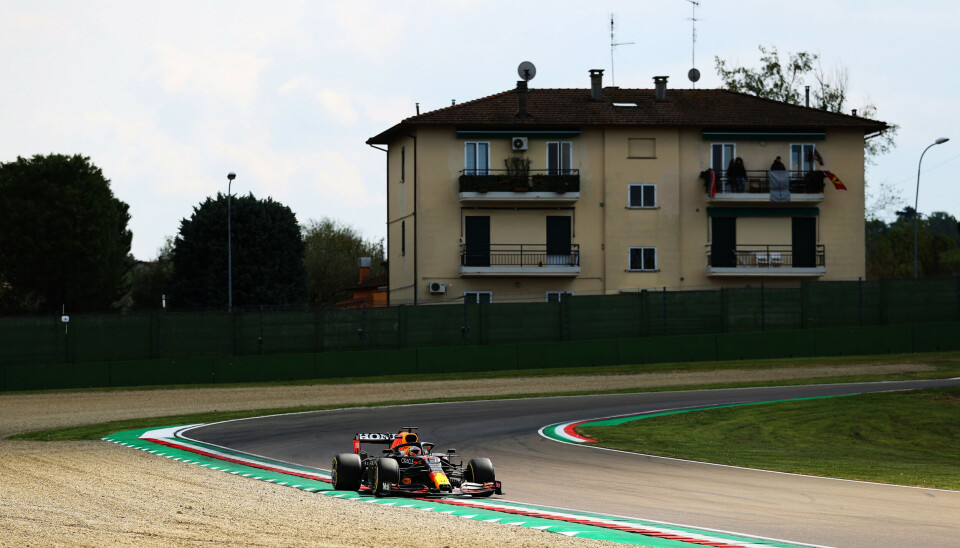 Max Verstappen vant Emilia-Romagna Grand Prix i fjor. Her ved de to siste svingene på banen foran det klassiske huset med orkesterplass til banen.