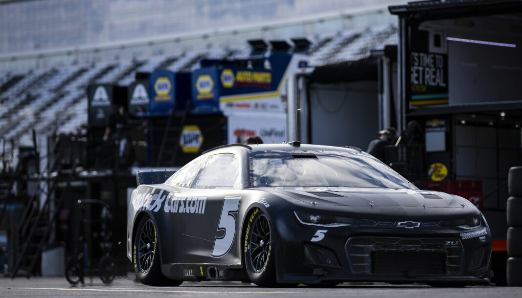 Dale Earnhardt jr. under en test av det nye generasjonsskiftet blant NASCAR-bilene, her ved Chevrolets team Hendrisk Motorsports, som nå ser på muligheten for å stille opp i 24-timersløpet på Le Mans neste år.