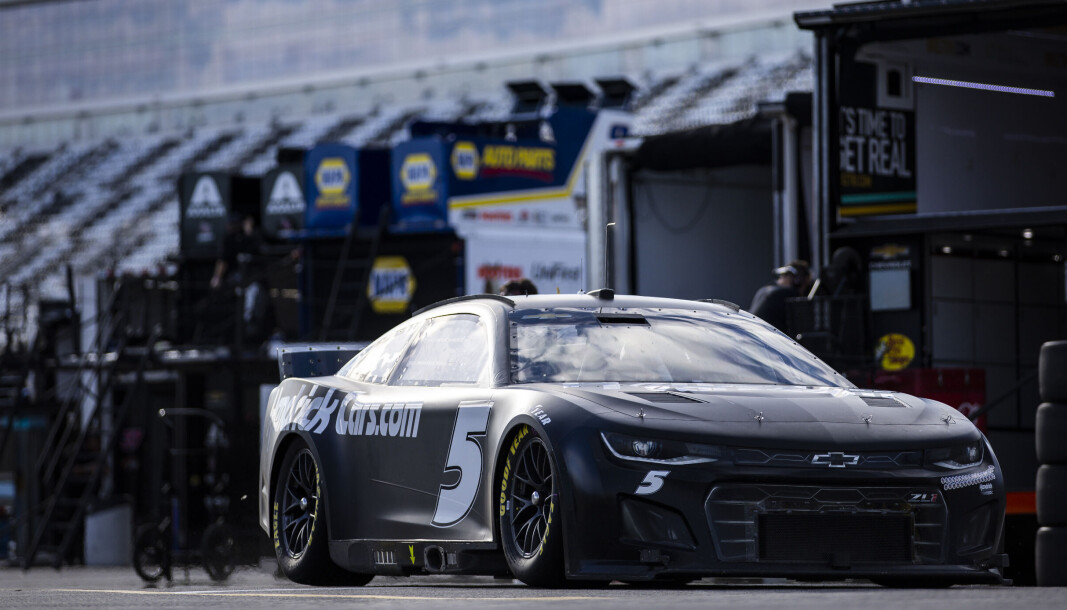 Dale Earnhardt jr. under en test av det nye generasjonsskiftet blant NASCAR-bilene, her ved Chevrolets team Hendrisk Motorsports, som nå ser på muligheten for å stille opp i 24-timersløpet på Le Mans neste år. Dale Earnhardt jr. under en test av det nye generasjonsskiftet blant NASCAR-bilene, her ved Chevrolets team Hendrisk Motorsports, som nå ser på muligheten for å stille opp i 24-timersløpet på Le Mans neste år.