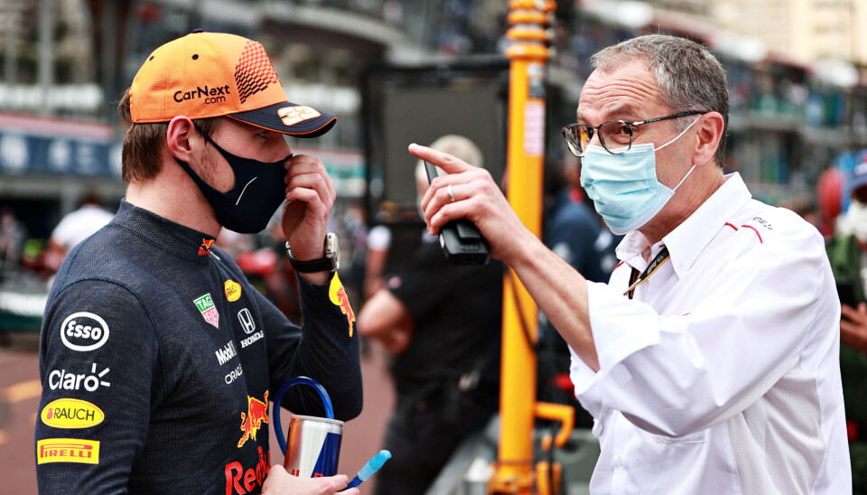 Formel 1-sjef Stefano Domenicali i samtaler med regjerende verdensmester Max Verstappen under Monaco GP i fjor.