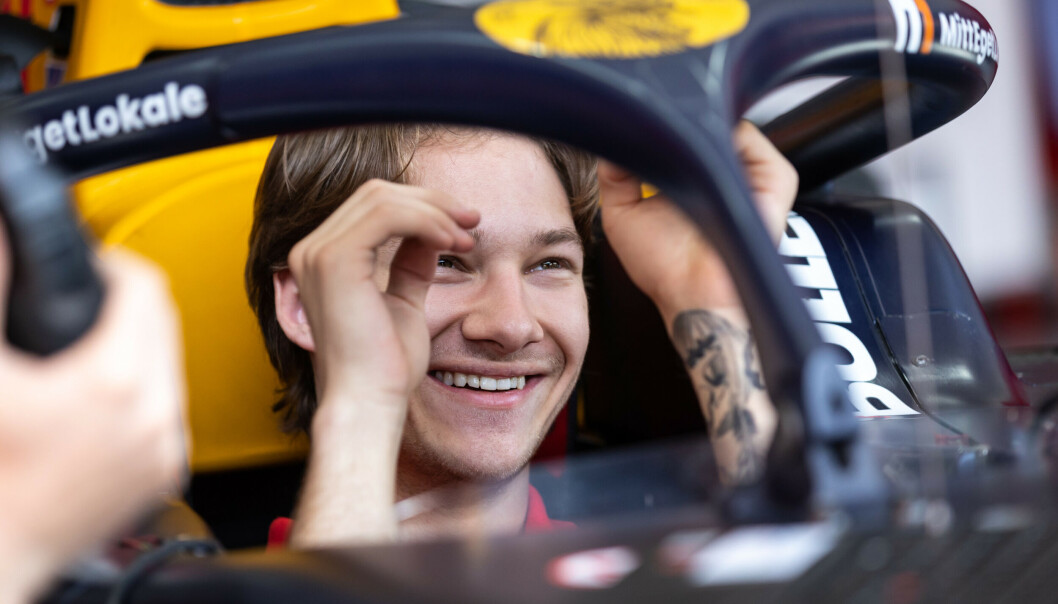 Endelig kunne Dennis Hauger smile igjen etter en tung og krevende start på Formel 2-karrieren. Endelig kunne Dennis Hauger smile igjen etter en tung og krevende start på Formel 2-karrieren.