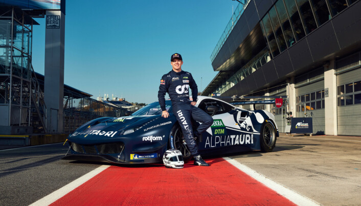 Nick Cassidy sammen med sin AlphaTauri-dekorerte Ferrari 488 GT3. Nå spekuleres det i om Sebastien Loeb skal kjøre denne i minst to DTM-løp denne sesongen. Nick Cassidy sammen med sin AlphaTauri-dekorerte Ferrari 488 GT3. Nå spekuleres det i om Sebastien Loeb skal kjøre denne i minst to DTM-løp denne sesongen.