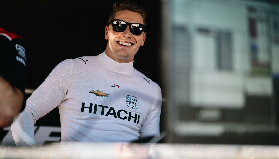 Josef Newgarden har all grunn til å smile. Amerikaneren stikker av med sin andre strake seier og mesterkapsledelsen. Josef Newgarden har all grunn til å smile. Amerikaneren stikker av med sin andre strake seier og mesterkapsledelsen.