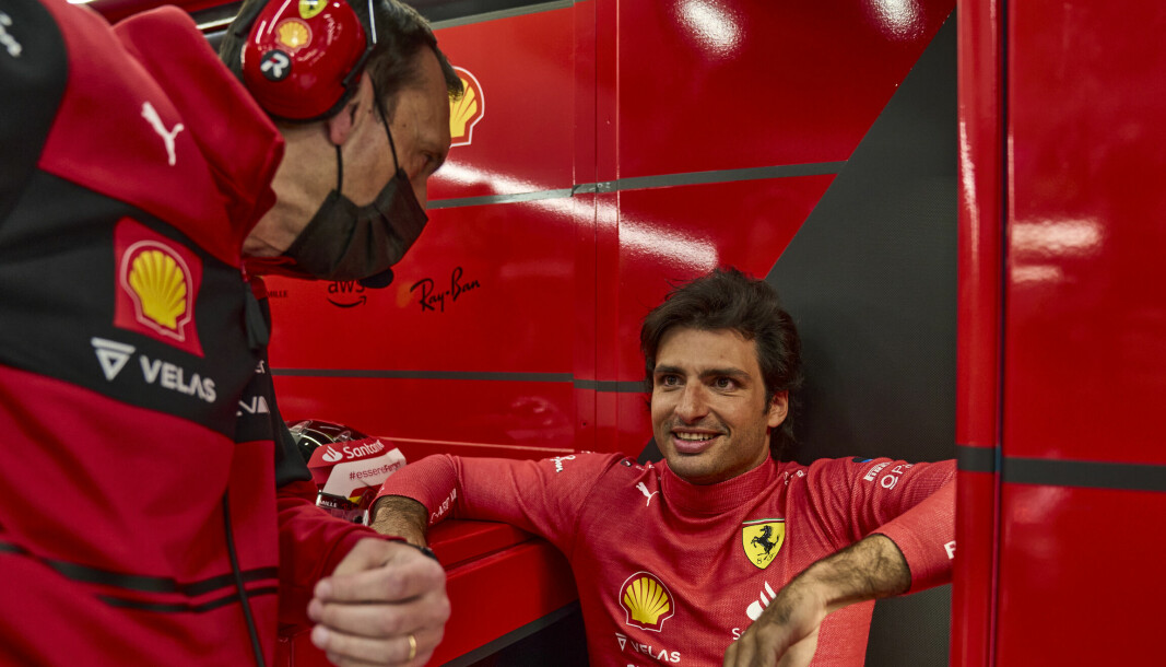 Carlos Sainz jr. har all grunn til å være blid om dagen. Han er sikret ytterligere to år for Ferrari, som per i dag framstår som det soleklart beste teamet i Formel 1.