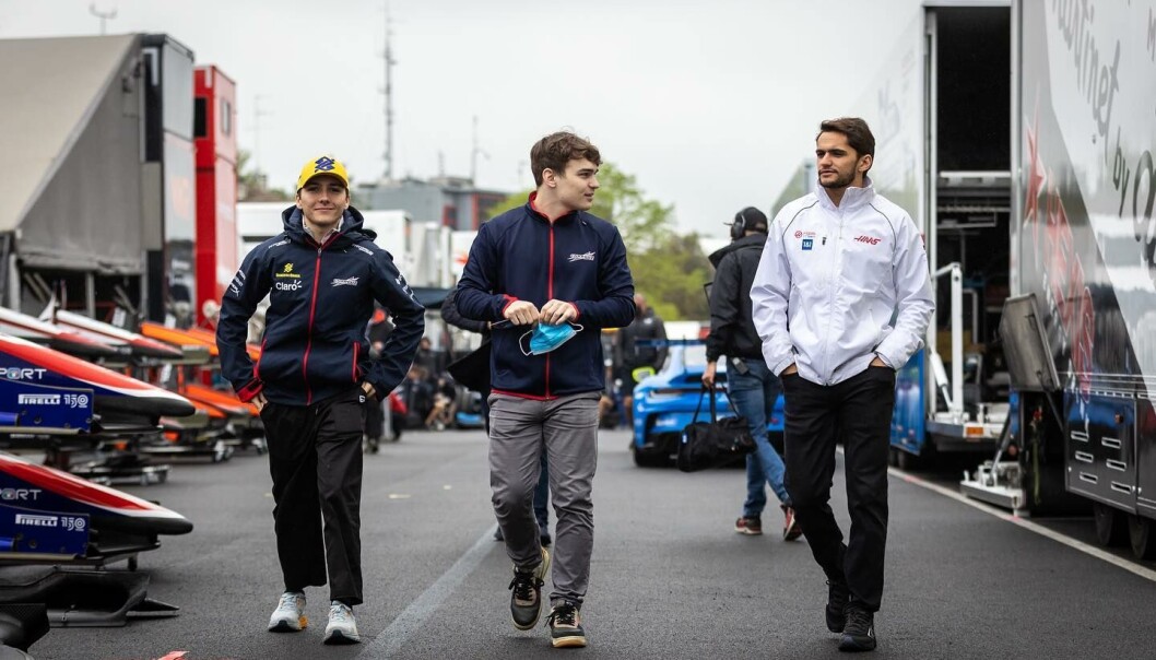 David Beckmann (midten) erstatter Cem Bolukbasi i Charouz-teamet i Formel 2. Her flankert av Fittipaldi-brødrene Enzo og Pietro, der førstnevnte er teamkompis mens sistnevnte er reservefører for Formel 1-teamet til Haas. David Beckmann (midten) erstatter Cem Bolukbasi i Charouz-teamet i Formel 2. Her flankert av Fittipaldi-brødrene Enzo og Pietro, der førstnevnte er teamkompis mens sistnevnte er reservefører for Formel 1-teamet til Haas.