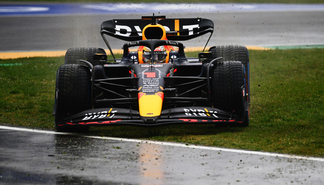 Krevende forhold på Imola, noe dette bildet av Max Verstappen er et bevis på. Men like fullt var det fjorårets verdensmester som trakk det lengste strået da det gjaldt som mest. Krevende forhold på Imola, noe dette bildet av Max Verstappen er et bevis på. Men like fullt var det fjorårets verdensmester som trakk det lengste strået da det gjaldt som mest.